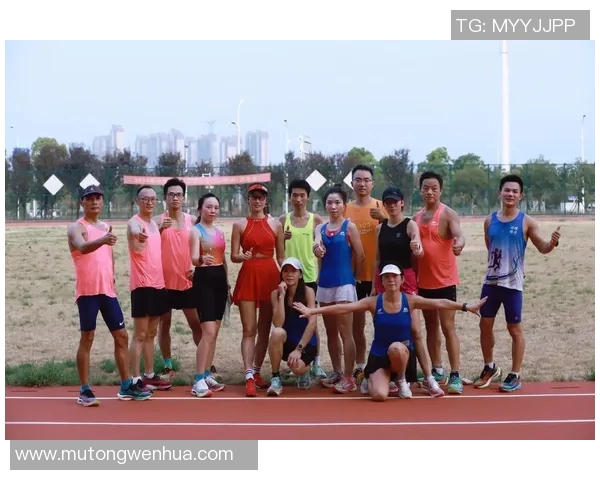 南京极限运动队在马拉松大满贯中的团队协作表现精彩点评与分析